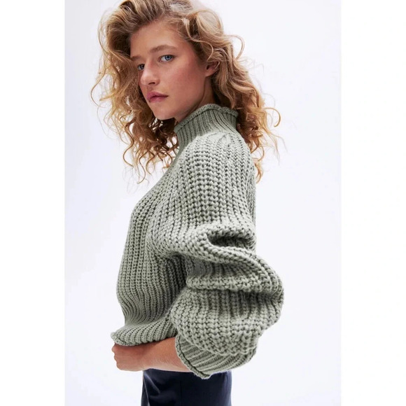 H&M - Chunky Knit Turtleneck Cropped Green Sweater - Picture 3 of 7